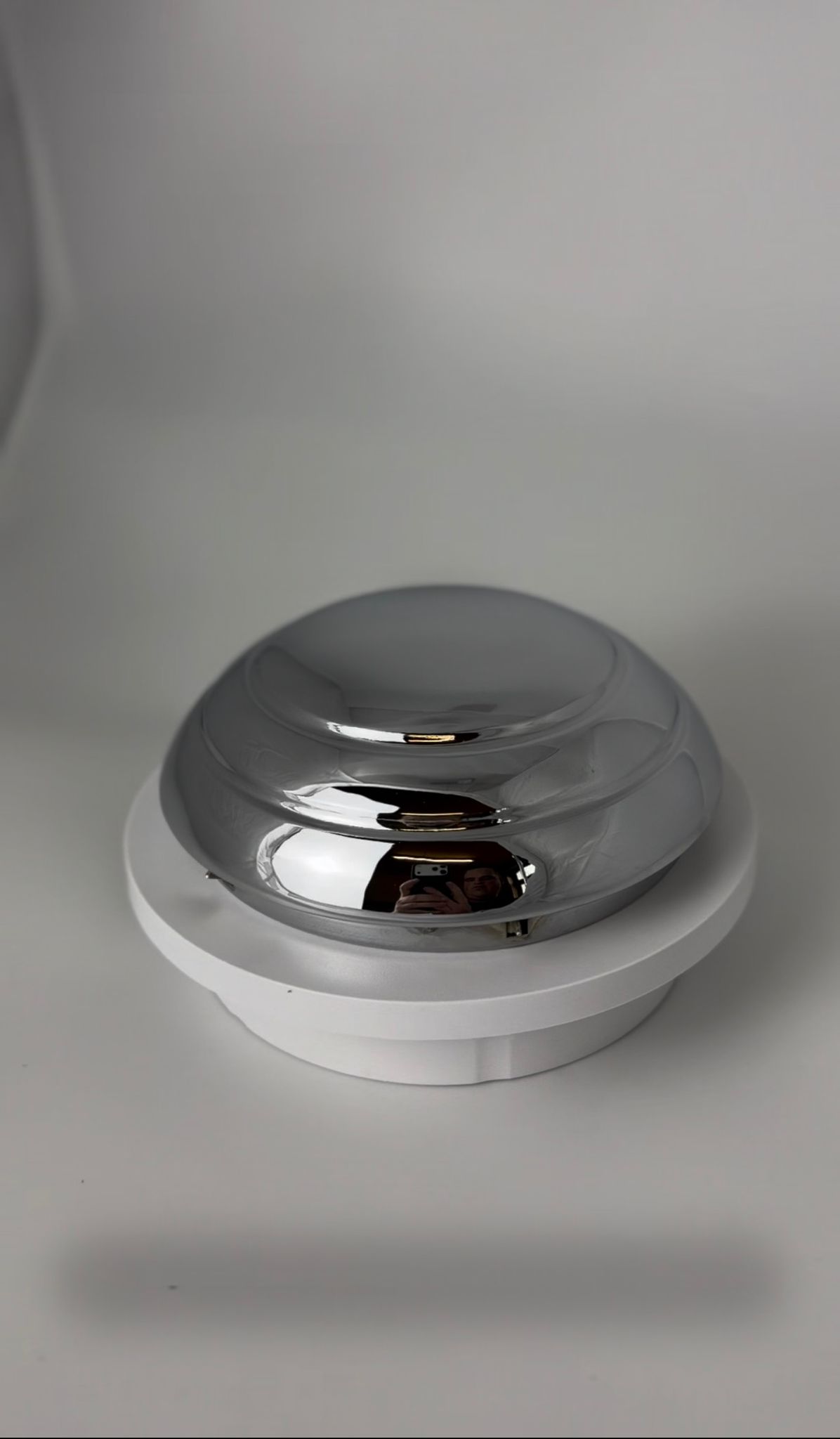 Vier schwarze L-förmige Metallhalterungen