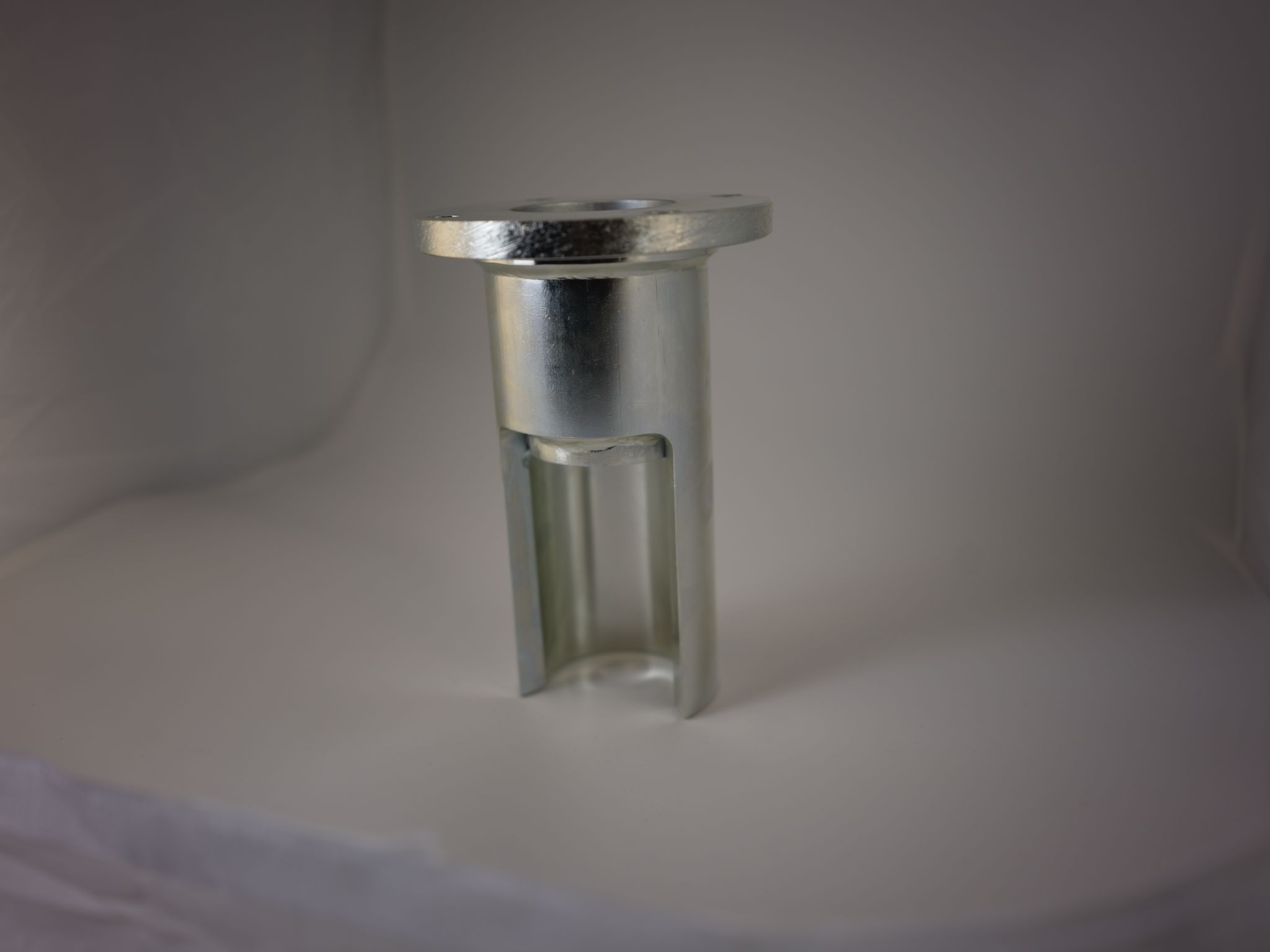 Gebogene Chromfelge mit Löchern