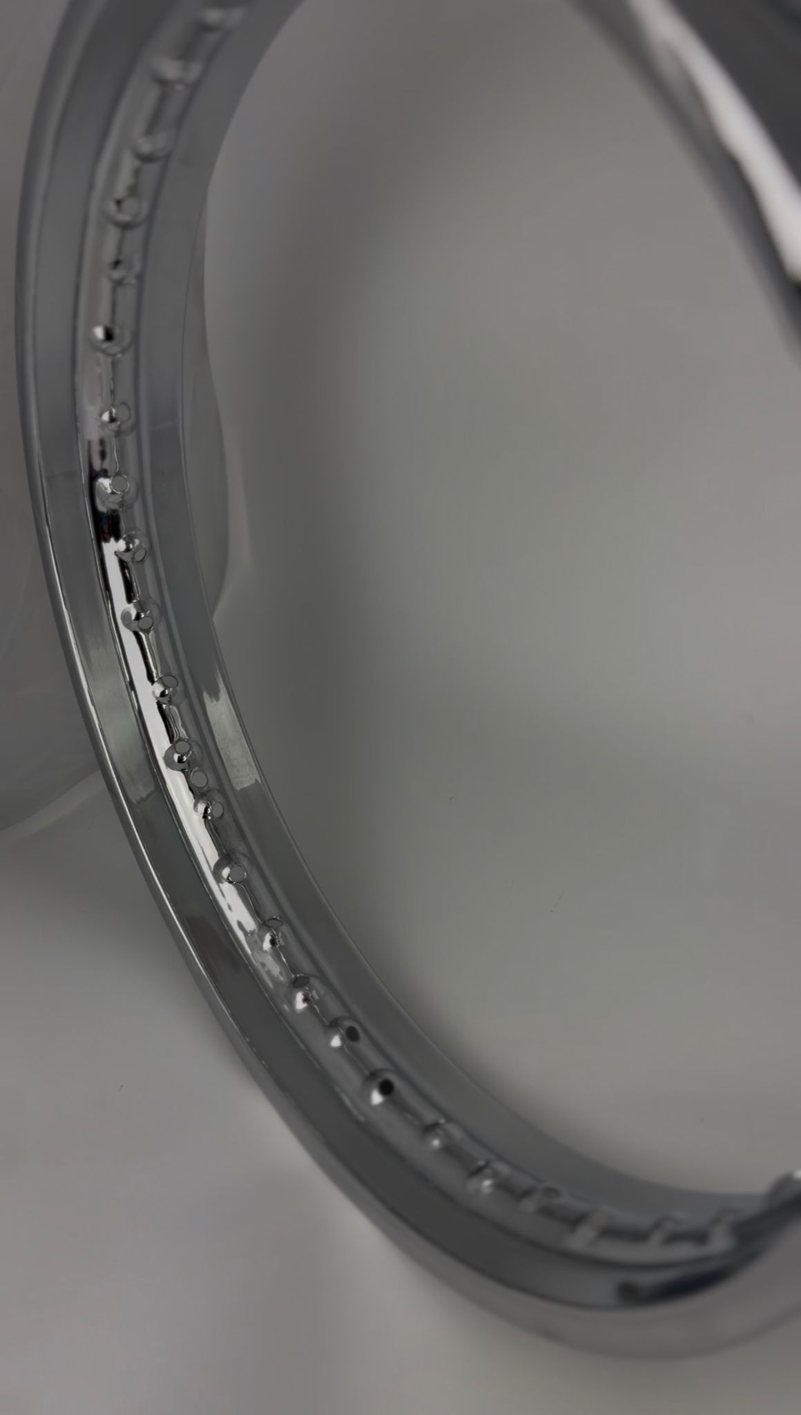 Kleine chromfarbene Kuppel auf weißer Basis