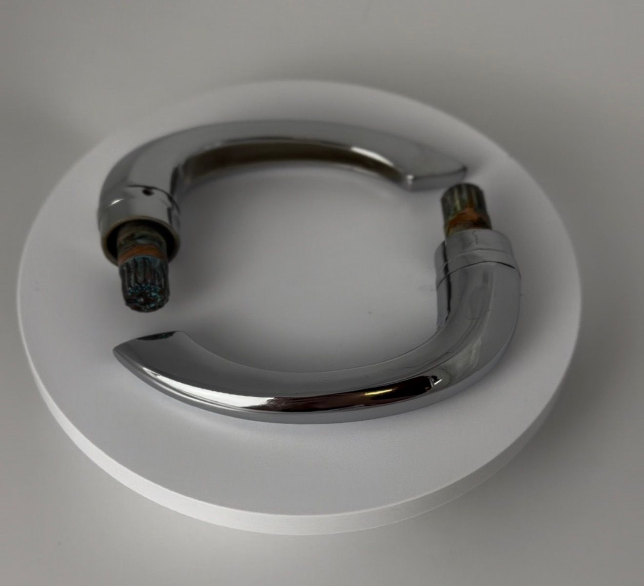 Zwei gebogene Chromgriffe mit Gewindeenden